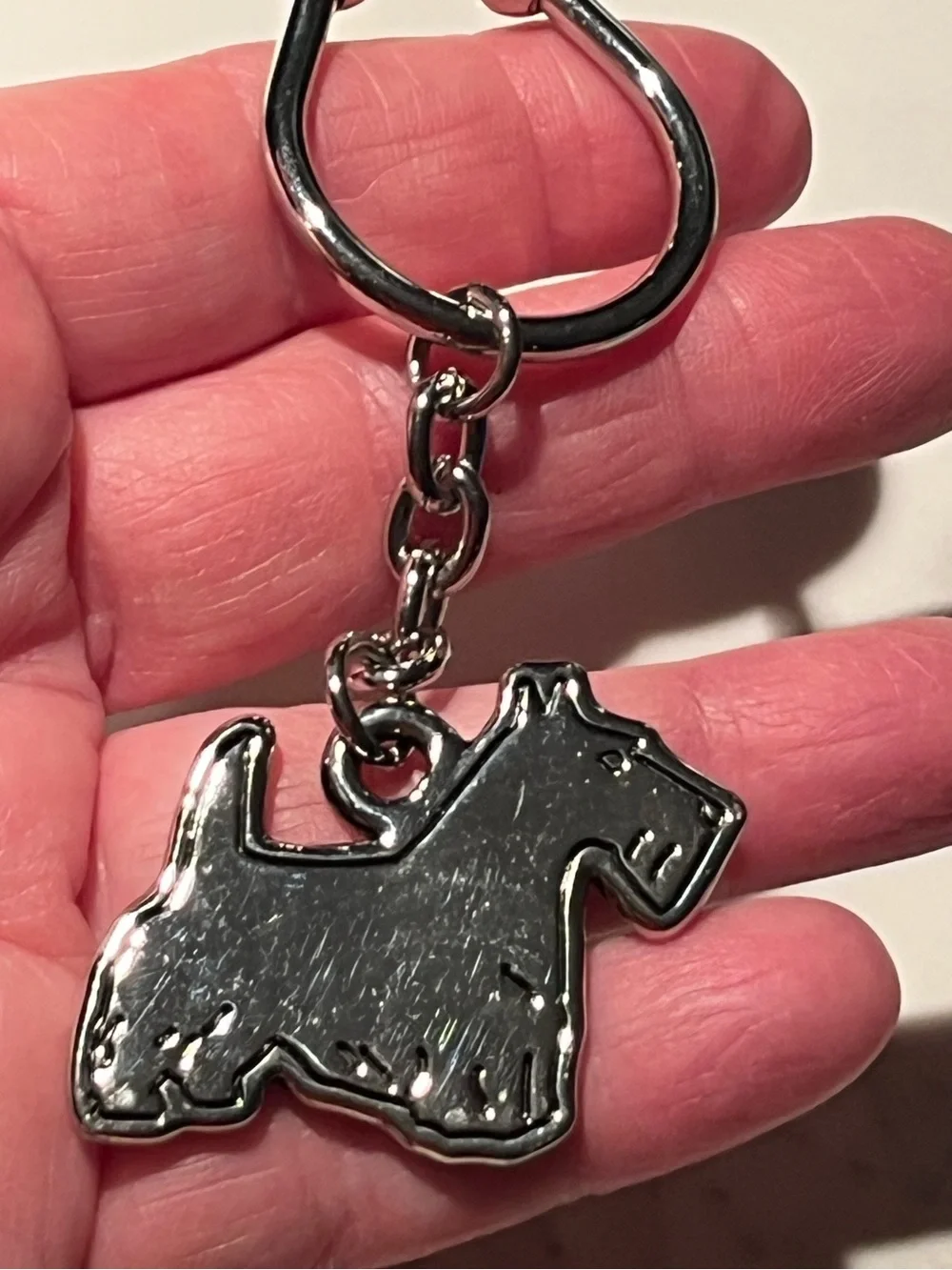 Great silver tone Scottish terrier dog keychain.  Approx 2.5” long.